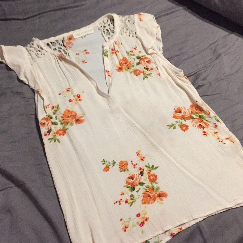 Cream colored flower top 🌷